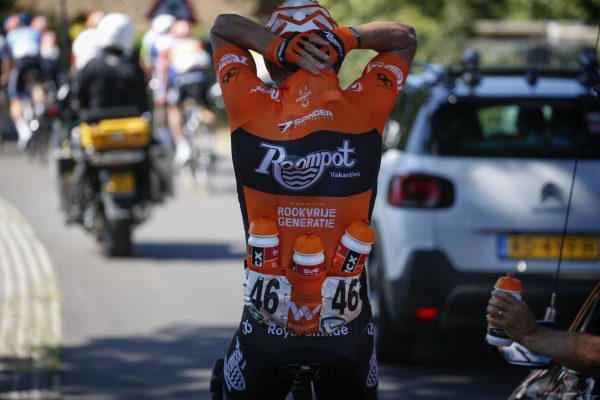 Profploeg Roompot atleet met Bye Bidon in zijn achterzak.