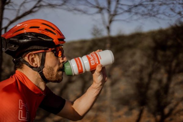 Wielrenner met Bye Nutrition bidon in mond