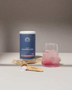 Mattisson Vegan electrolyten mockup met als synoniem Mattisson Elektrolytes mockup van het potje met schepje en een glas met de elektrolyten drank in de smaak bosvruchten oftewel forrest fruit