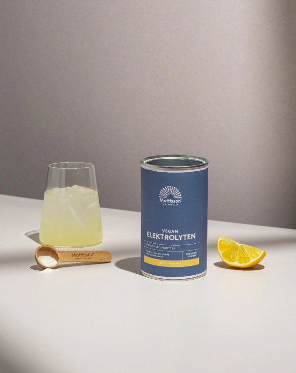 Mattisson Vegan electrolyten mockup met als synoniem Mattisson Elektrolytes mockup van pot met schepje en lemon