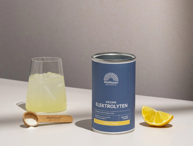 Mattisson Vegan electrolyten mockup met als synoniem Mattisson Elektrolytes mockup van pot met schepje en lemon