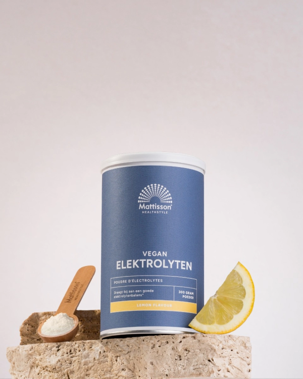 Mattisson Vegan electrolyten mockup met als synoniem Mattisson Elektrolytes mockup van pot met schepje en een schijfje citroen oftewel lemon