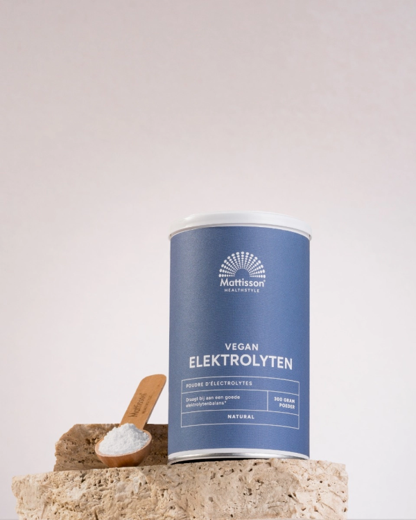 Mattisson Vegan electrolyten mockup met als synoniem Mattisson Elektrolytes mockup van pot zonder smaak in. neutraal of natural met schepje op een steen voor een mooie weergave