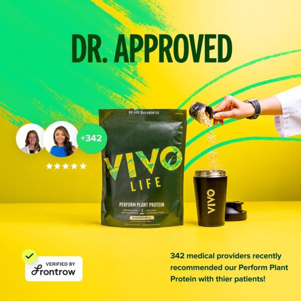 Vivo Life Plant Protein Madagascar vanilla banner met een zak proteine poeder met een shakebeker waar de shake in wordt bereidt